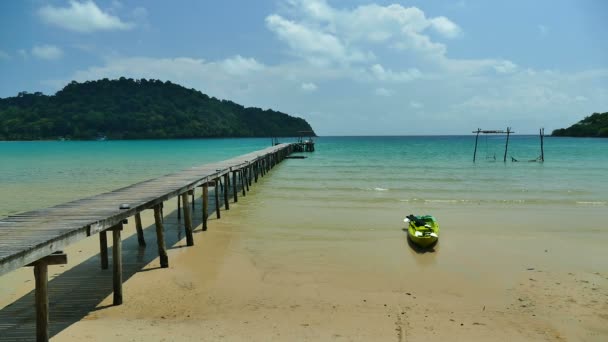 Playa Tropical Con Muelle Madera Día Soleado — Vídeos de Stock