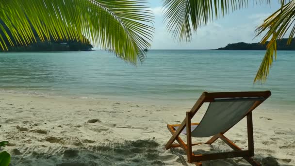 Chaise Lounge Praia Tropical Com Ondas Azuis Oceano — Vídeo de Stock