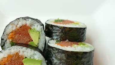 lezzetli taze suşi rulo, geleneksel Japon yemekleri 