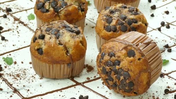 Νόστιμα Σπιτικά Muffins Σταγόνες Σοκολάτας Στο Μεταλλικό Πλέγμα — Αρχείο Βίντεο