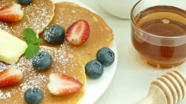 tereyağı ve taze çilek beyaz plaka ile lezzetli gözleme 