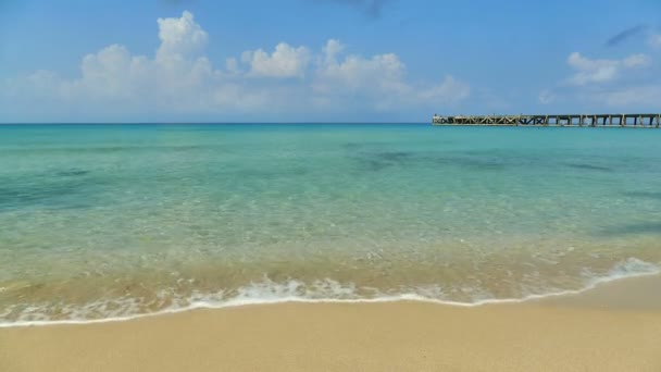 Malerischer Yachthafen Mit Meereswellen Sandstrand Und Blauem Himmel — Stockvideo