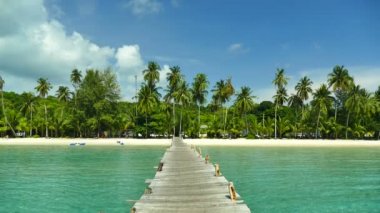 güneşli ahşap iskele ile tropikal plaj 