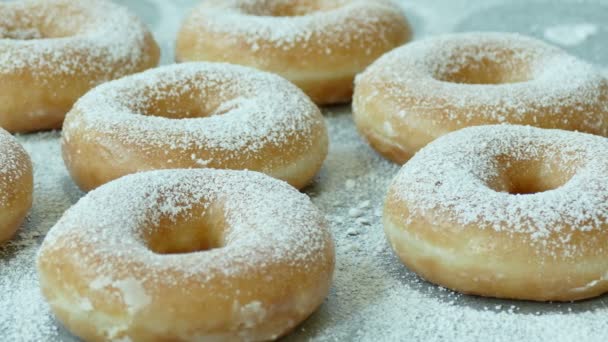 Süße Hausgemachte Donuts Mit Puderzucker Obendrauf — Stockvideo