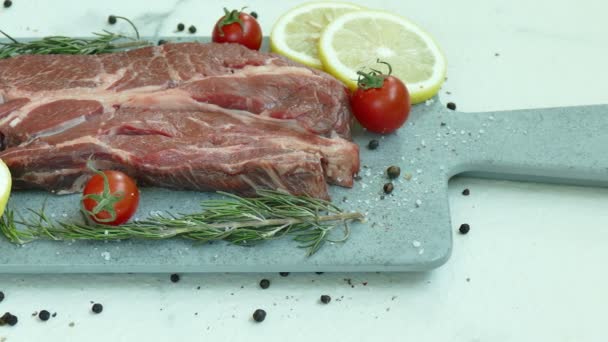 新鲜生牛肉牛排配香料烹调 — 图库视频影像