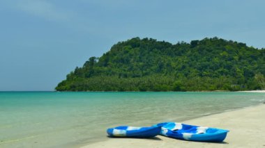 iki mavi tekne tropikal plaj 