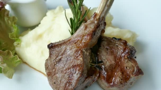 Deliziose Bistecche Agnello Con Purè Patate Piatto Bianco — Video Stock