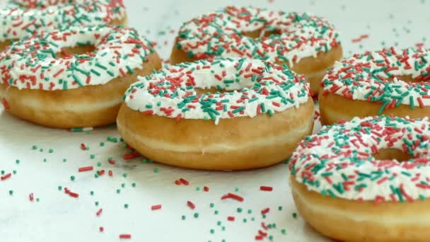 Süße Hausgemachte Donuts Mit Zuckerstreusel Obendrauf — Stockvideo