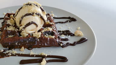 dondurma ve çikolata ile lezzetli tatlı gözleme