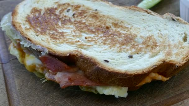 美味的三明治与火腿和奶酪 — 图库视频影像