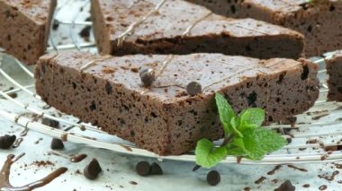nane yaprakları ile lezzetli çikolatalı browni kek 