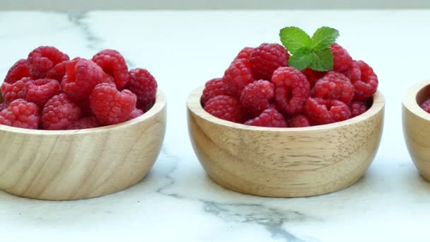 Frambuesa Fresca Pequeños Cuencos Madera — Vídeos de Stock