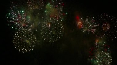 4k klip Gece gökyüzünde Güzel Havai fişek görüntüsü
