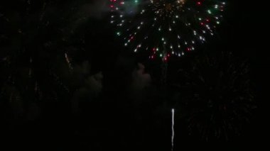 4k klip Gece gökyüzünde Güzel Havai fişek görüntüsü
