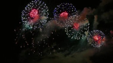 4k klip Gece gökyüzünde Güzel Havai fişek görüntüsü