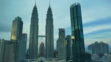 KUALA LUMPUR - 23 Ocak 2019: Petronas İkiz Kulelerinin Güzel Zaman hızlandırılmış Kuala Lumpur şehir silueti