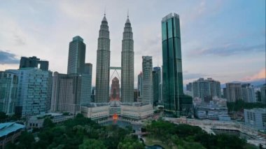KUALA LUMPUR - 23 Ocak 2019: Petronas İkiz Kulelerinin Güzel Zaman hızlandırılmış Kuala Lumpur şehir silueti