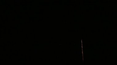 4k klip Gece gökyüzünde Güzel Havai fişek görüntüsü