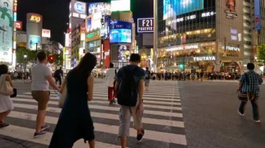 TOKYO - Japon, 29 Temmuz 2018 Shibuya geçidinde yürüyen insanlar