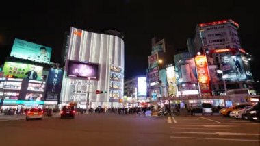 TOKYO - Japon, 29 Temmuz 2018 Shibuya geçidinde yürüyen insanlar