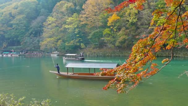 Kyoto Japón Noviembre 2018 Barquero Patea Barco Río Arashiyama Temporada — Vídeos de Stock