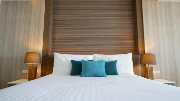 Yatak Odasındaki Yastıkların Dekorasyonu — Stok video