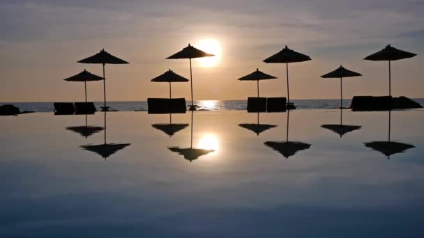 Sombrillas Puesta Sol Vista Sobre Mar Piscina — Vídeo de stock