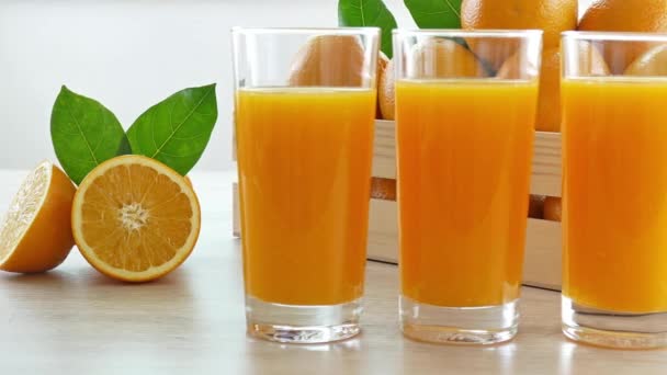 Pila Naranjas Frescas Caja Madera Vasos Jugo — Vídeos de Stock