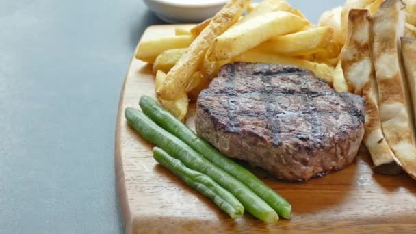 Heerlijke Gegrilde Biefstuk Met Groenten Frietjes — Stockvideo