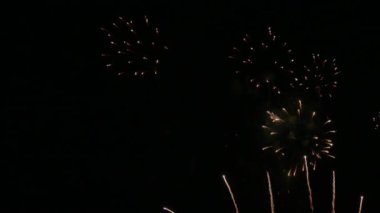 4k klip Gece gökyüzünde Güzel Havai fişek görüntüsü