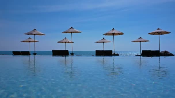 Guarda Sóis Vista Sobre Mar Piscina — Vídeo de Stock