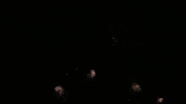 4k klip Gece gökyüzünde Güzel Havai fişek görüntüsü