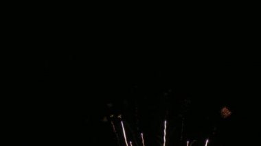 4k klip Gece gökyüzünde Güzel Havai fişek görüntüsü