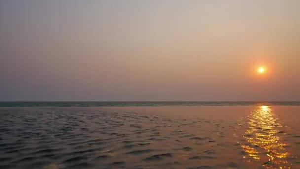 海の波の夕日劇的な空時間の経過 — ストック動画