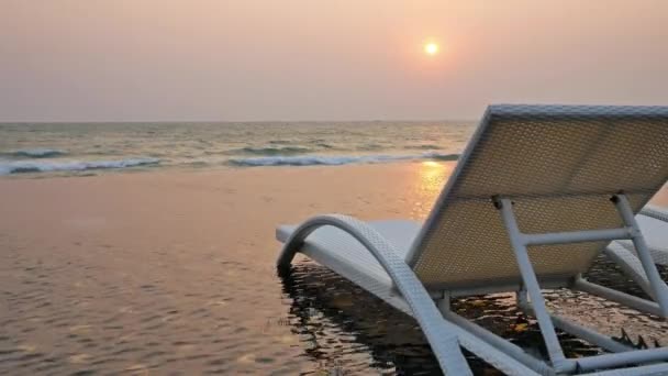 Deniz Dalgalarında Güverte Sandalyesinin Gün Batımı Görüntüsü Dramatik Gökyüzü Zaman — Stok video