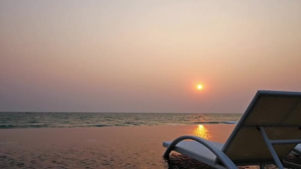 海浪中甲板座椅的日落视图 戏剧性的天空 时间的流逝 — 图库视频影像