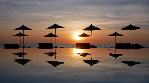 Ombrelloni Vista Tramonto Sul Mare Sulla Piscina — Video Stock