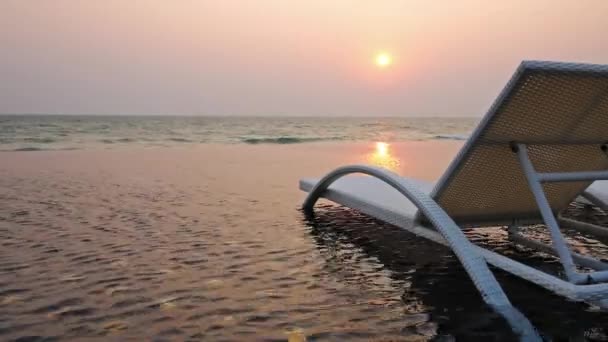 海浪中甲板座椅的日落视图 戏剧性的天空 时间的流逝 — 图库视频影像