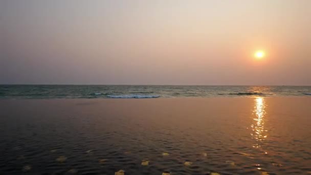 Sonnenuntergang Blick Auf Meereswellen Dramatischen Himmel — Stockvideo