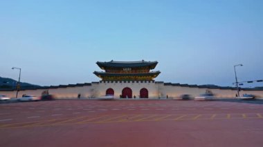 SEOUL, Güney Kore - 4 Aralık 2018: Seul Güney Kore 'deki Gyeongbokgung Sarayı ve trafiğinin zaman aşımı