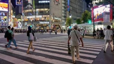 TOKYO - Japon, 29 Temmuz 2018 Shibuya geçidinde yürüyen insanlar