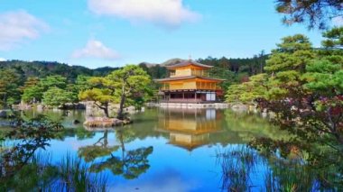 Kyoto, Japonya 'daki Kinkakuji Tapınağı Altın Çadırı ile Renkli Sonbahar.