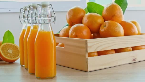 Hög Med Färska Apelsiner Trälåda Och Glas Juice — Stockvideo