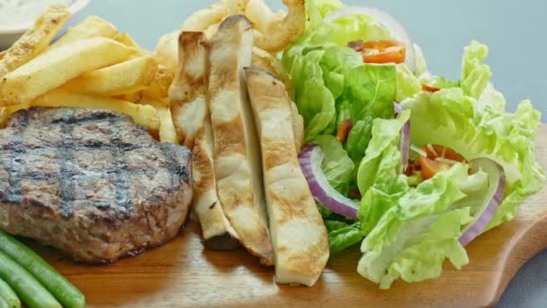 Delicioso Bife Grelhado Com Legumes Batatas Fritas — Vídeo de Stock