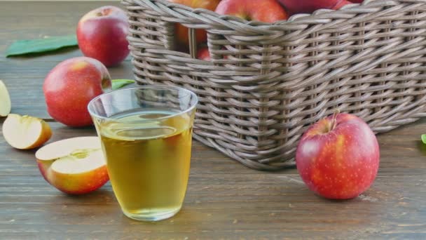 Pila Manzanas Frescas Caja Madera Vasos Jugo — Vídeo de stock