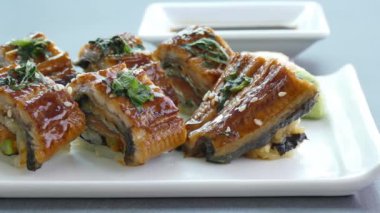 Ahşap tabakta soslu taze suşi, Japon yemeği tarzı. 