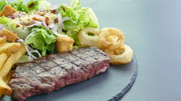 Vynikající Grilovaný Hovězí Steak Zeleninou Hranolky — Stock video