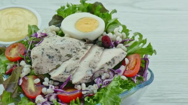Heerlijk Geroosterd Vlees Salade Borden — Stockvideo