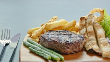 Lezzetli ızgara biftek, sebze ve patates kızartması.