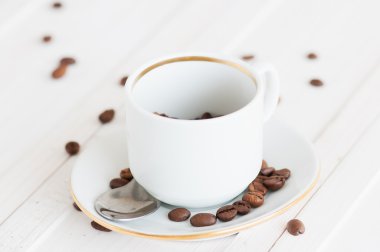 Kahve Zımpar ve ahşap masa üzerinde fasulye